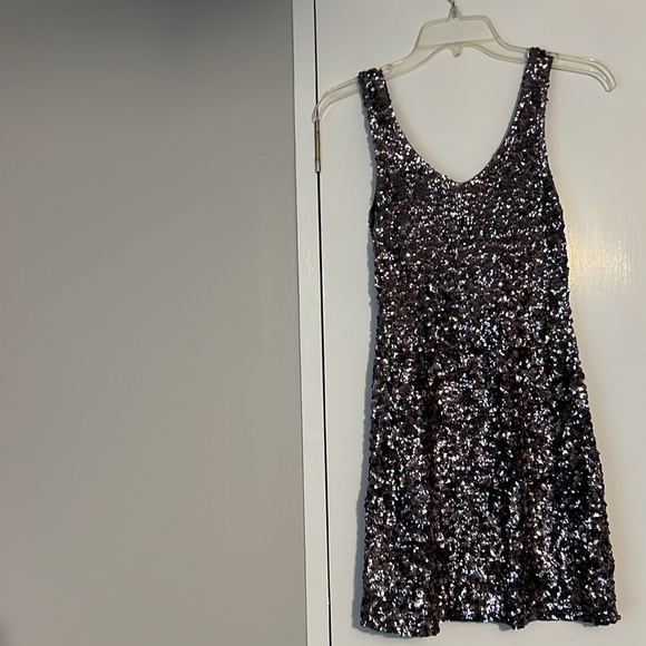 Amber Blue sleeveless sequin dress for women with built in lining. Size M - Picture 6 of 6